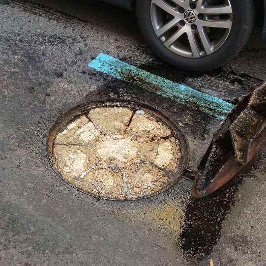 Una gran masa de aceite y grasa solidificada había obstruido la alcantarilla (Foto TA)