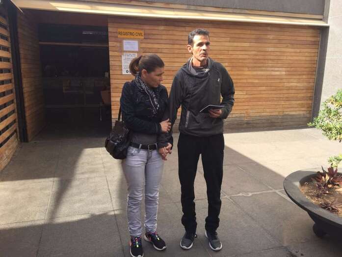 Los progenitores, este viernes a la salida del Registro Civil (Foto TA)