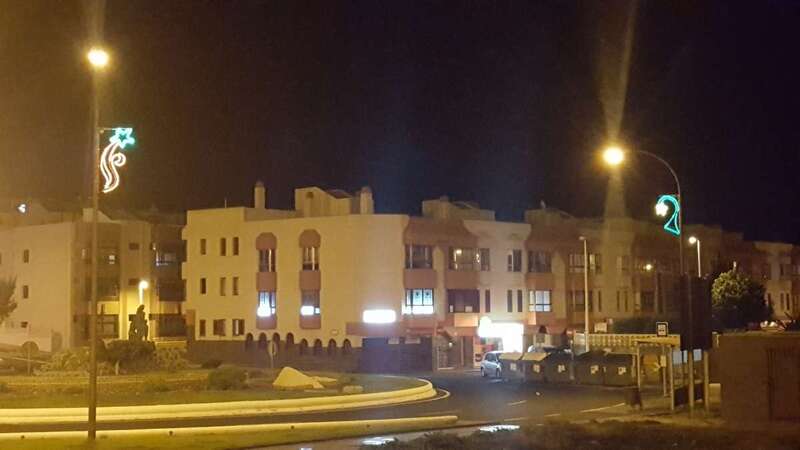 La iluminación navideña seguía encendida anoche en el barrio de La Garita (Foto TA)