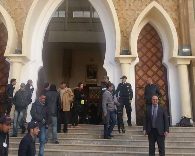 El teldense Gustavo Adolfo García Martel, a las puertas del Tribunal que juzgará a los 24 saharauis (Foto TA)