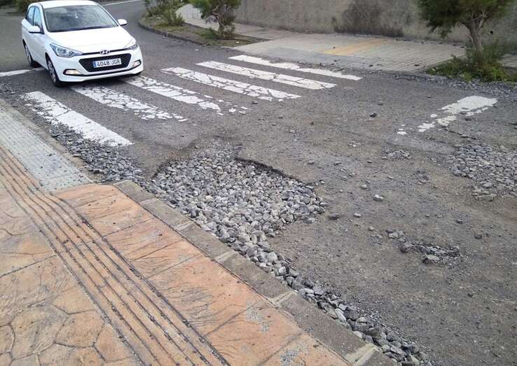 Imagen de uno de los numerosos baches que pueblan las calles de la zona (Foto TA)