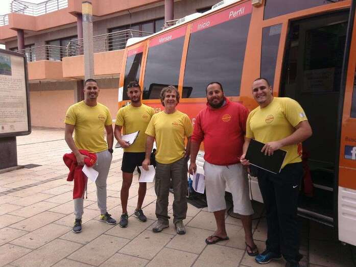 Socorristas de Proactiva, delante de la unidad móvil del ICHH (Foto TA)