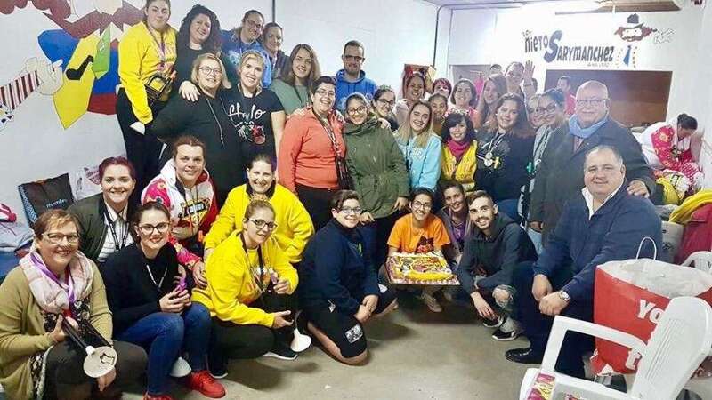 El concejal Juan Martel acompañó anoche al grupo durante la  preparación de su gala de presentación (Foto TA)