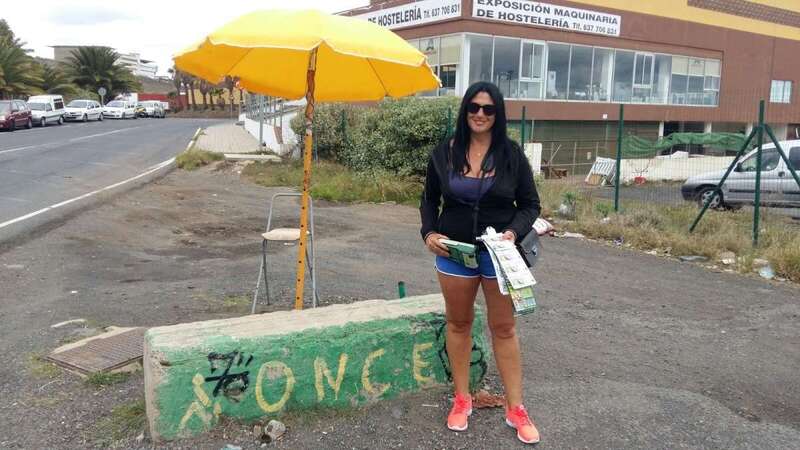 La vendedora en su puesto habitual en la rotonda del cruce de Caserones (Foto Cristina González)