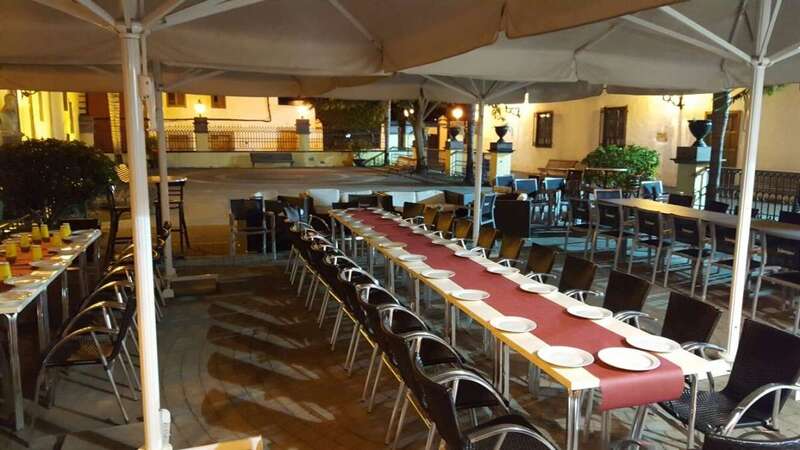 Mesas y sillas colocadas para la fiesta en la terraza del Rincón Plácido Fleitas (Foto TA)