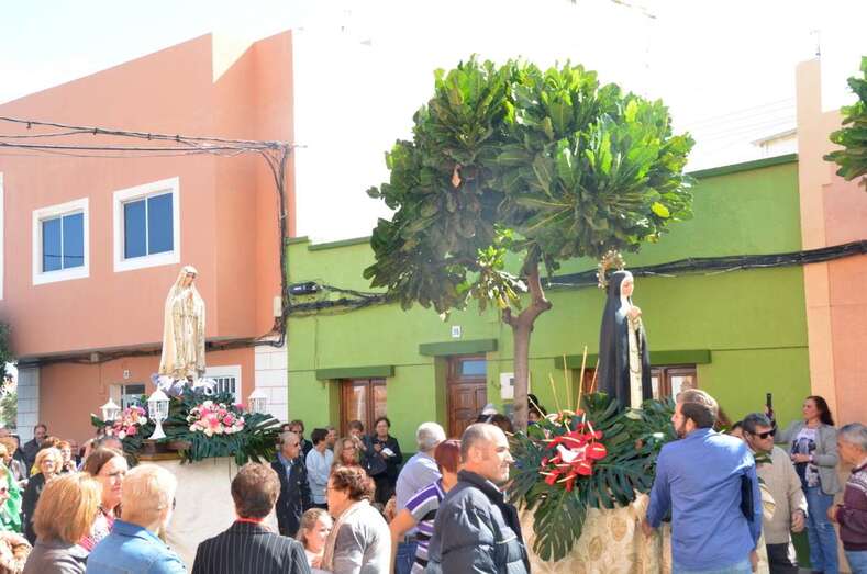 Las tallas de la Virgen de Fátima y de la Paloma, en La Viña, este domingo (Foto Francisco Javier Santana)