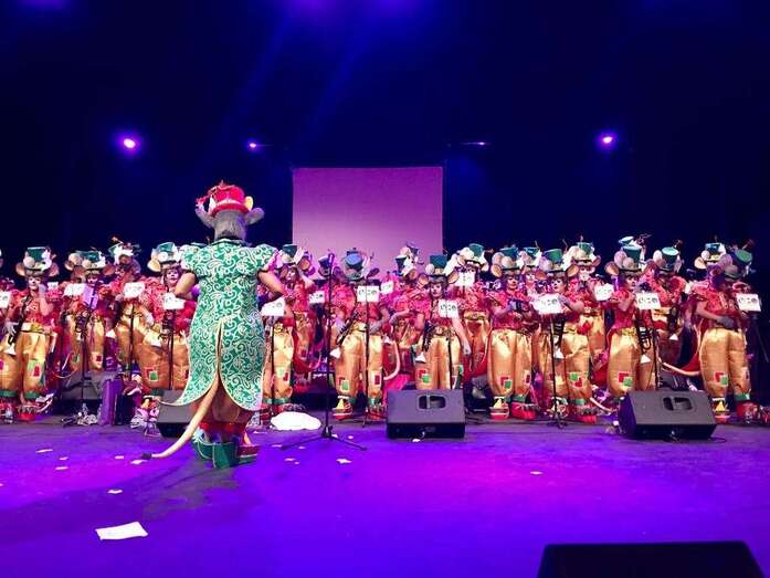 La murga durante su presentación en el acto que tuvo lugar este domingo (Foto TA)