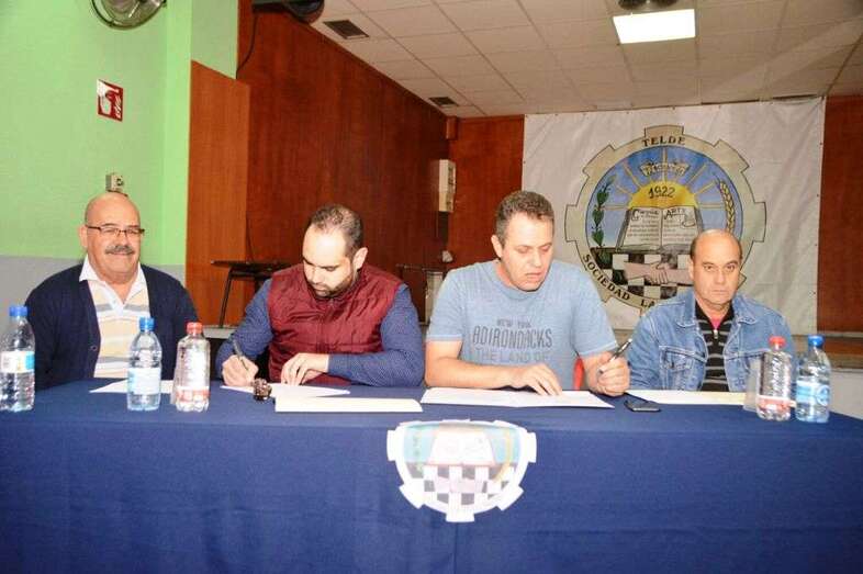 Directivos de La Fraternidad en la asamblea general ordinaria de anoche (Foto TA)