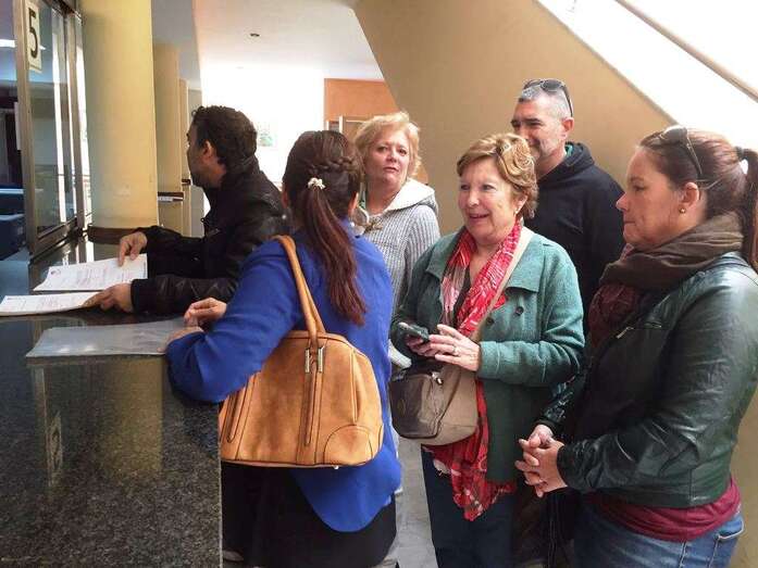 Momento de la entrega de firmas en en el Registro Municipal (Foto TA)