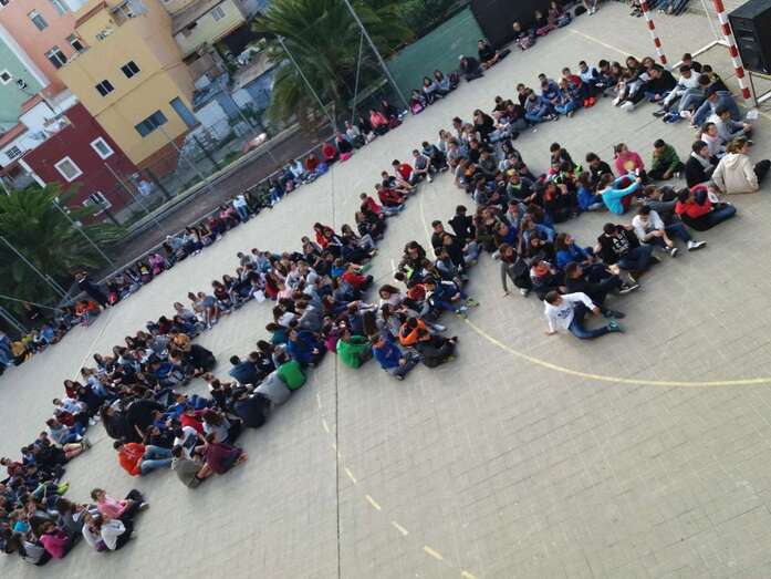 Alumnos de 1Âº y 2Âº de la ESO forman los símbolos de la paz y la no-violencia (Foto TA)