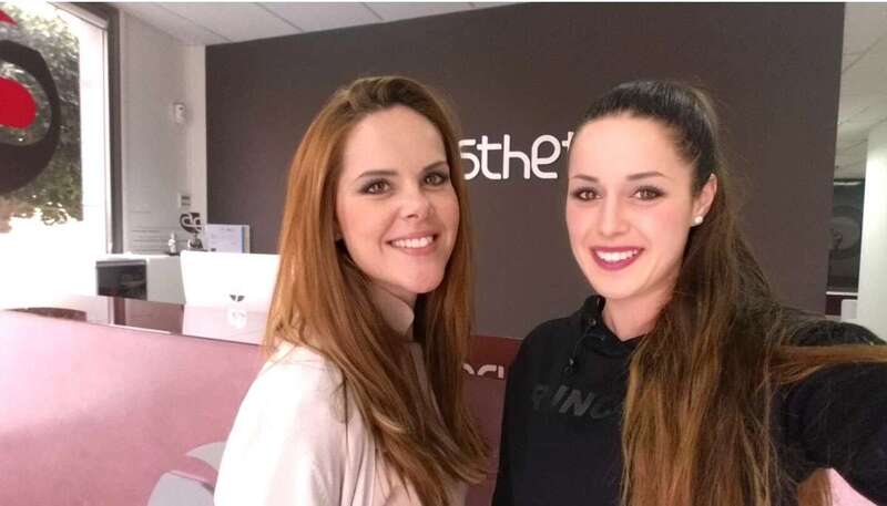 A la izquierda la directora de Clínicas Aesthetic, Minerva Alonso, con la candidata, Macarena Ramos (Foto TA)