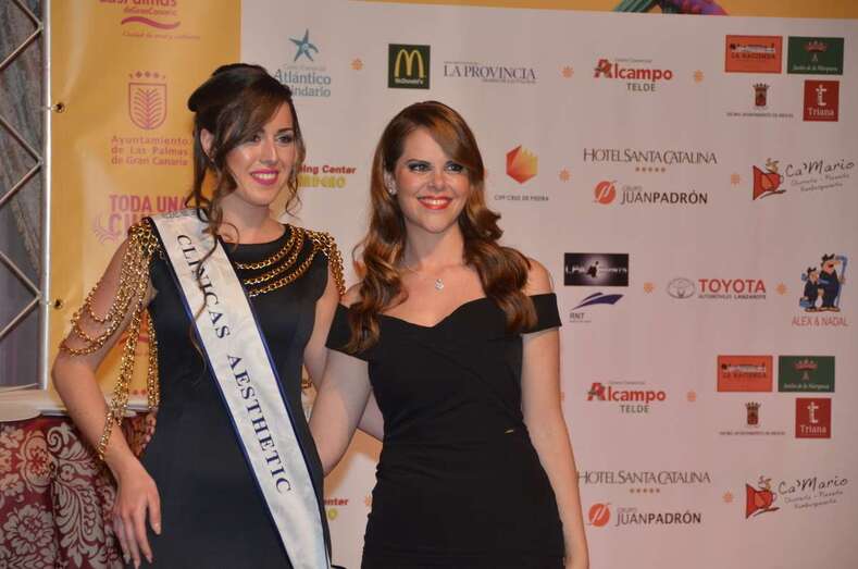 Macarena Ramos, candidata de Clínicas Aesthetic, junto a Minerva Alonso, directora del centro (Foto Francisco J. Santana)