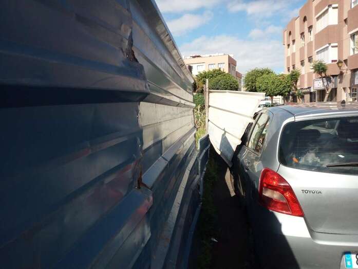 Imagen de una de las planchas del vallado de seguridad que ha cedido en los últimos días (Foto TA)