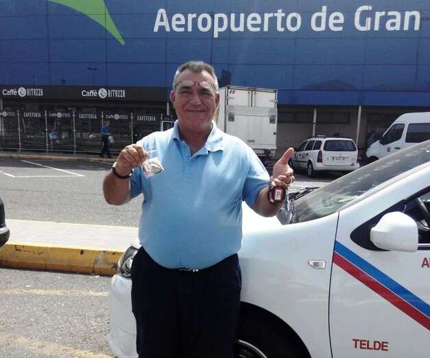 Miguel Ángel Santana, taxista de Telde muestra las pulseras solidarias para ayudar a la Fundación Cris (Foto TA)