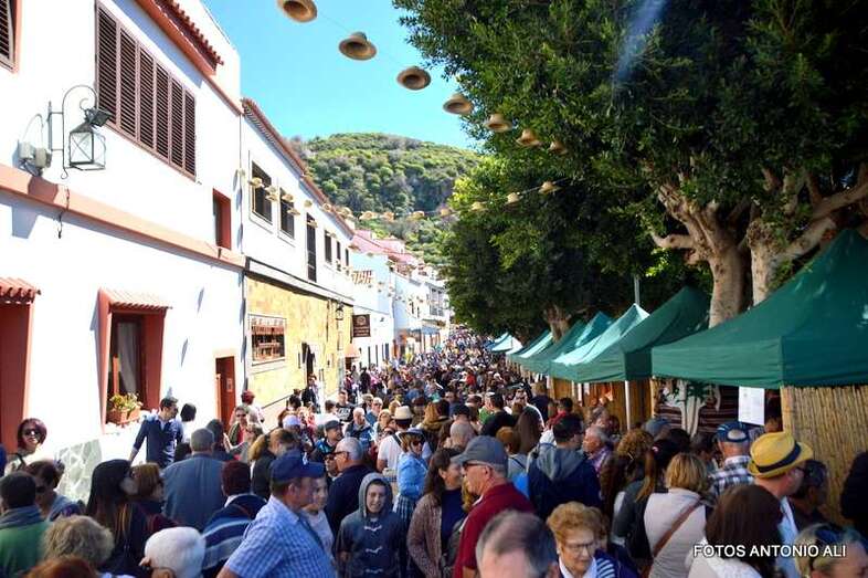 Calle principal de Tejeda atestada de gente (Foto Antonio Alí)