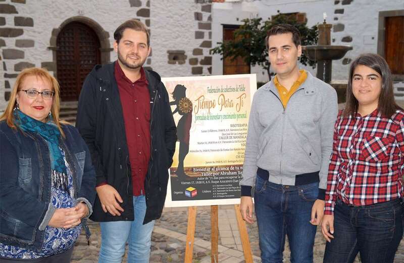 Componentes de la Federación de Colectivos de Telde con el cartel de la campaña (Foto TA)