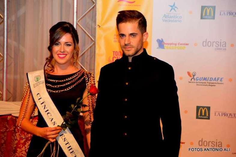 Macarena Ramos con el diseñador de su fantasía, Iván García (Foto Antonio Alí)