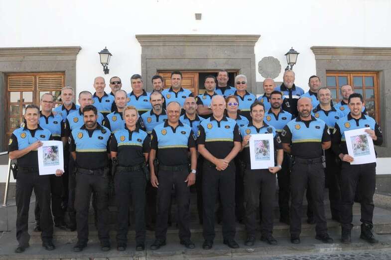 Imagen de Policía Local de Telde, posando con el cartel del acto benéfico (Foto TA)