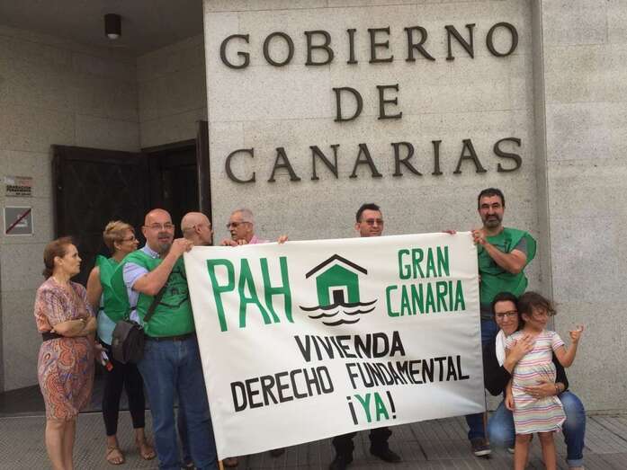 Imagen de archivo de una protesta de la PAH ante la sede del Gobierno de Canarias en la capital grancanaria (Foto TA)