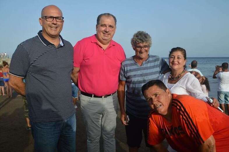 Francisco 'Cuco' Rodríguez, con camiseta azul a rayas, junto a su hermana y a su cuñado el edil Juan Martel (Foto TA)