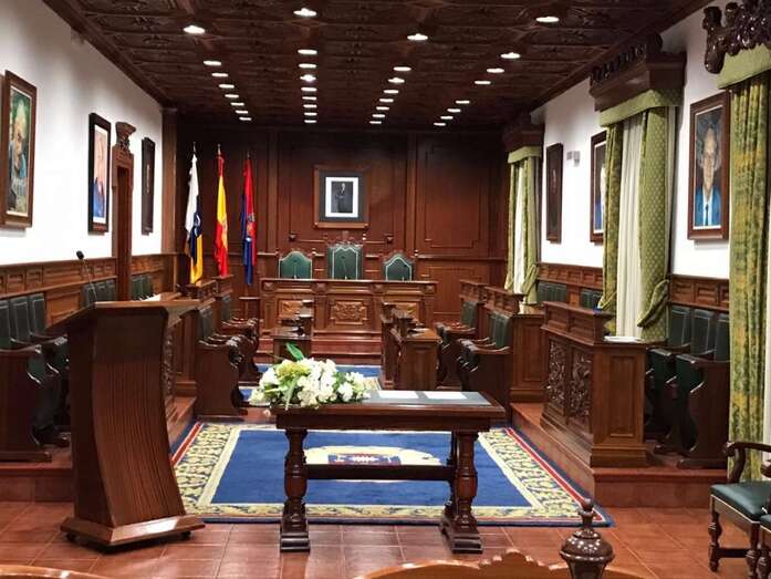 Salón de Plenos de Telde preparado para las ceremonias civiles (Foto TA)