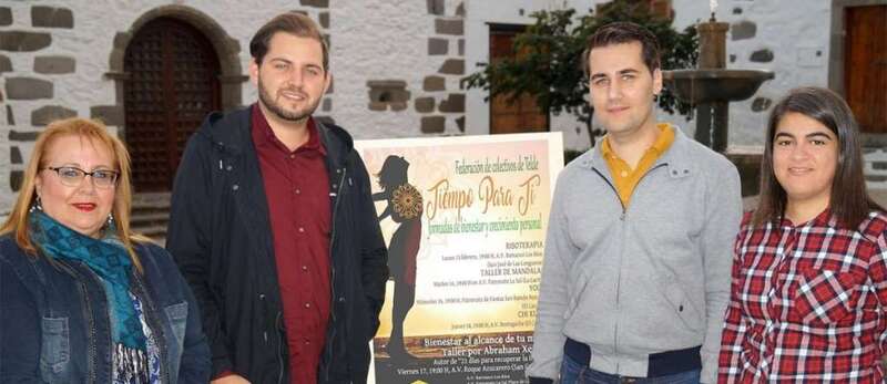 Miembros de la Federación de Colectivos de Telde, con el cartel de la semana (Foto TA)