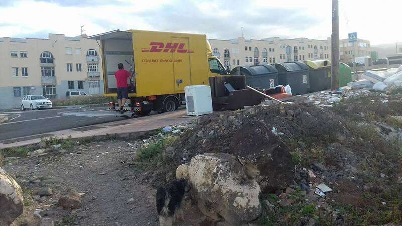 Momento en el que el empleado deja la lavadora (Foto TA)