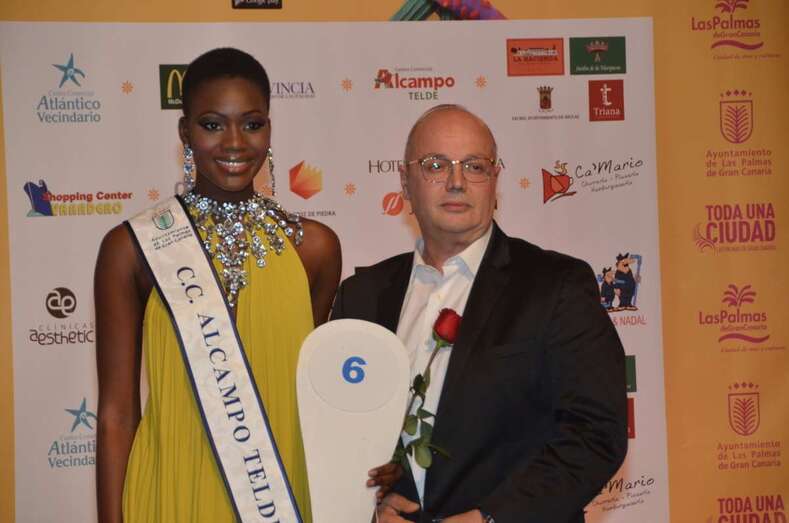 La joven Assi Mbengue, junto con Fernando Méndez, diseñador del traje (Foto Francisco Javier Santana)