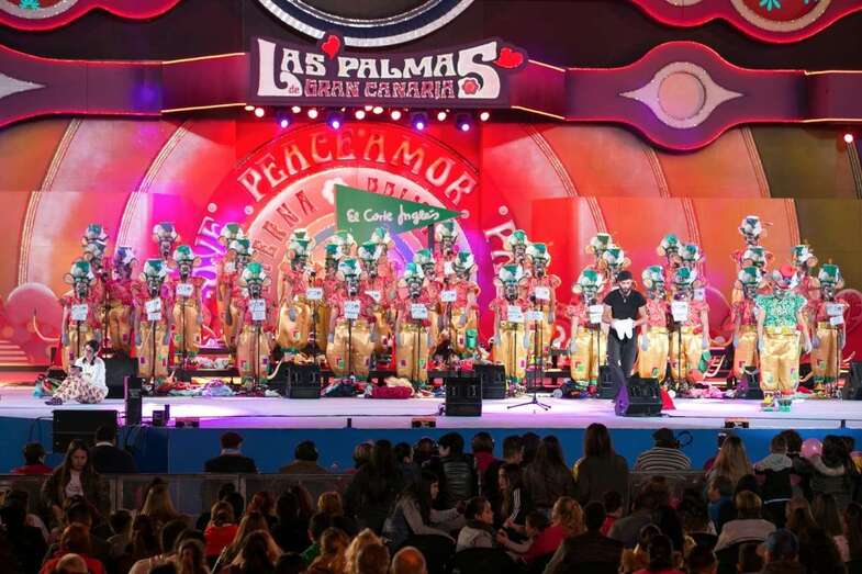 Imagen de la actuación de Las Golisnionas (Foto TA)