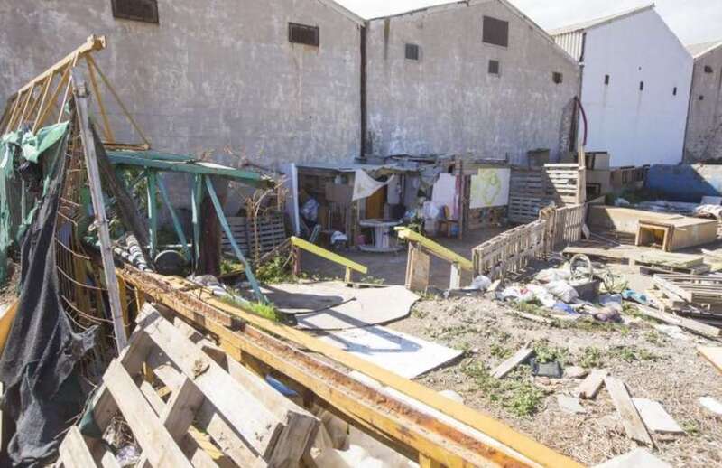 Cuartería situada en la trasera de una de las naves del polígono industrial de Cruz de la Gallina. (Foto Borja Suárez)