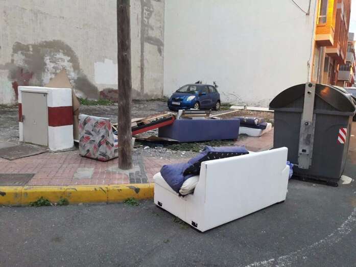 Imagen de los enseres abandonados en la calle Núñez de Balboa (Foto TA)