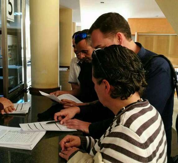 Momento de la entrega de firmas en en el Registro Municipal (Foto TA)