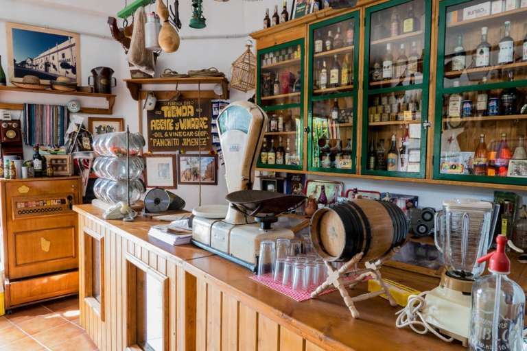 La antigua tienda de aceite y vinagre de Panchito Jiménez, hoy en la Finca Alba (Foto Finca Alba)