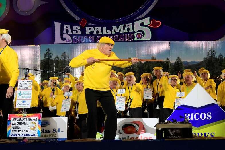 El Padre Báez sobre el escenario del parque Santa Catalina (Foto lpcarnaval)