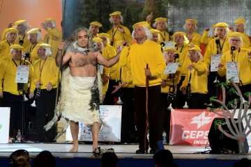 El Padre Báez salta al Carnaval capitalino (Foto lpcarnaval)