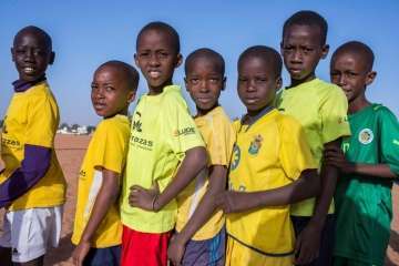 Los niños de Senegal con sus nuevos equipajes (Foto cedida por Alfredo Cáliz)
