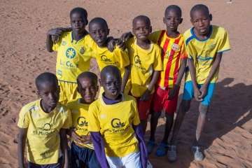 Los niños de Senegal con sus nuevos equipajes (Foto cedida por Alfredo Cáliz)
