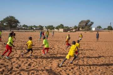 Los niños de Senegal con sus nuevos equipajes (Foto cedida por Alfredo Cáliz)