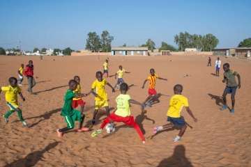 Los niños de Senegal con sus nuevos equipajes (Foto cedida por Alfredo Cáliz)
