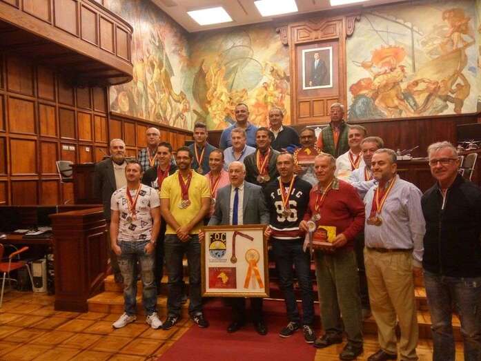 Los criadores medallistas con el presidente del Cabildo (Foto TA)