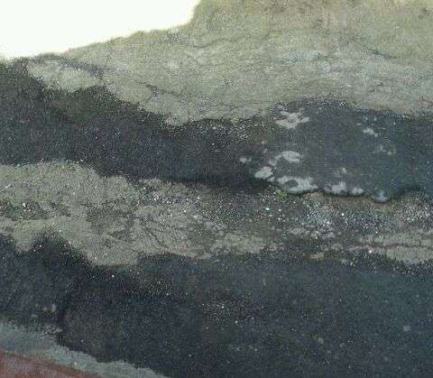 Baches en la calle de Casa Grande (Foto TA)