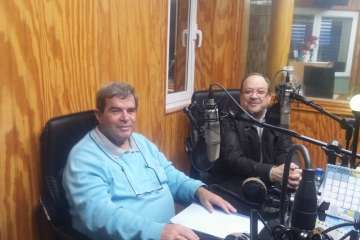 César Quintana en los estudios de Radio Faycán, junto al profesor jubilado  Rafael Díaz Toledo (Foto TA)