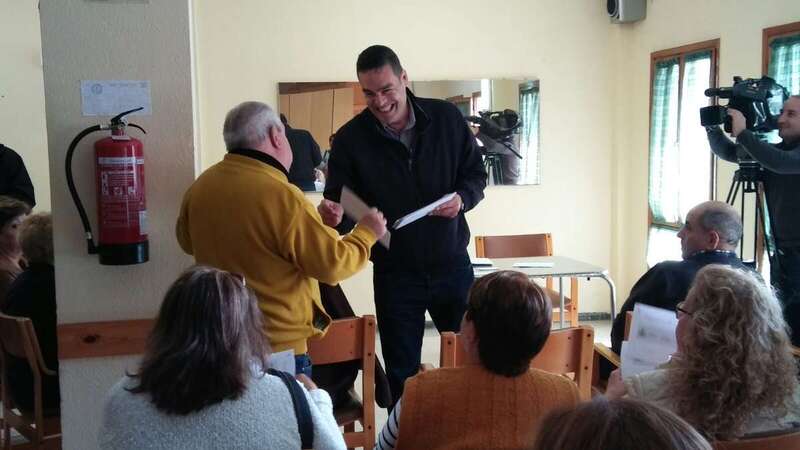 Momento de la entrega de los pasajes por el concejal Diego Ojeda (Foto TA)