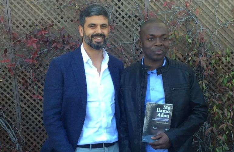 El periodista Nicolás Castellano con el padre del niño (Foto Cadena Ser)