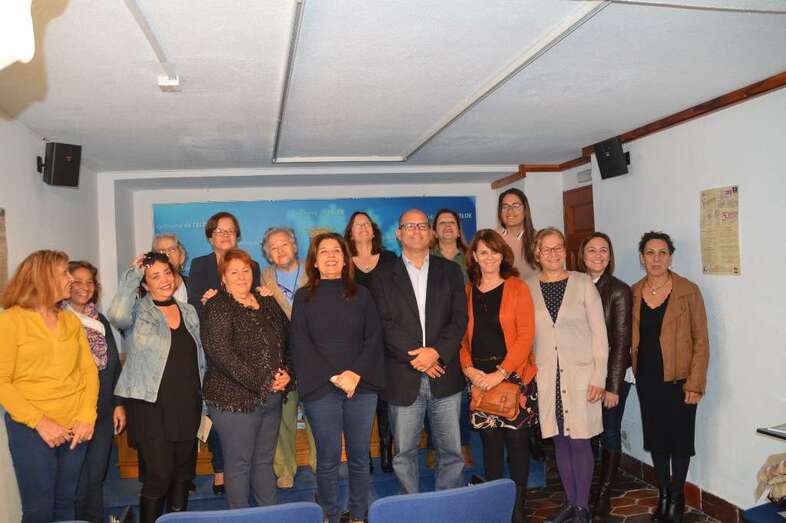 La alcaldesa y el concejal con personal de Igualdad y representantes de colectivos de mujeres de Telde (Foto TA)