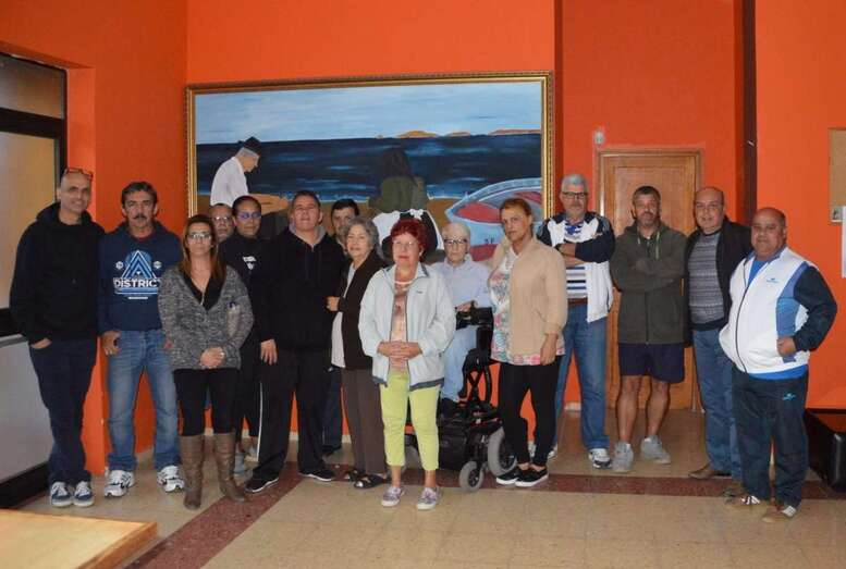 Grupo de vecinos que se reunió esta noche para preparar las pancartas (Foto TA)