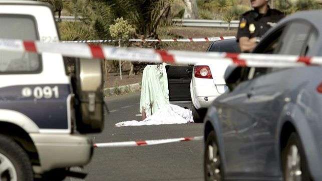 Cuerpo del hermano fallecido por los disparos. (EFE/Ángel Medina G.)