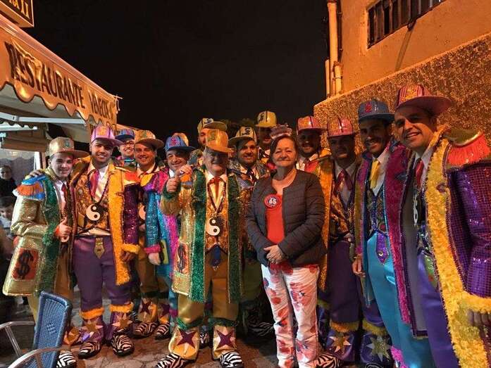 Paquita con los componentes de la murga (Foto TA)
