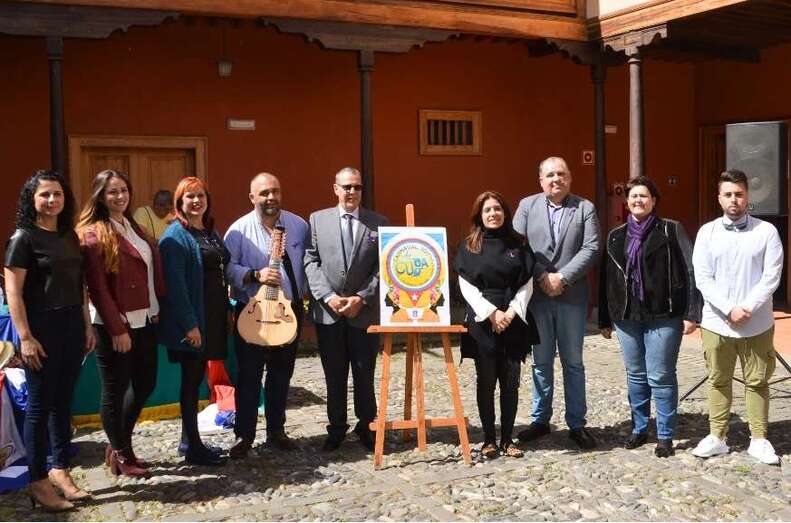 La alcaldesa y el concejal con el cónsul de Cuba y miembros de la organización del Carnaval 2017 de Telde (Foto TA)