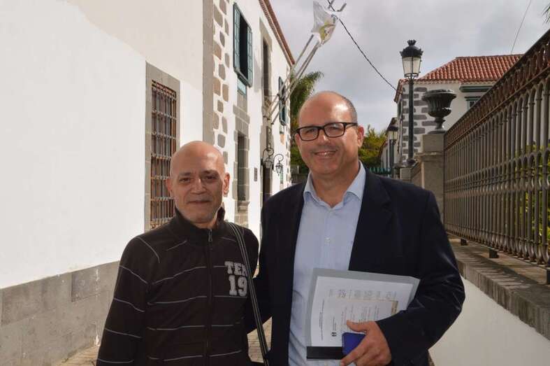 Segundo Amador con el que fue presidente de El Casino, Agustín Arencibia, días atrás en la plaza de San Juan (Foto TA)